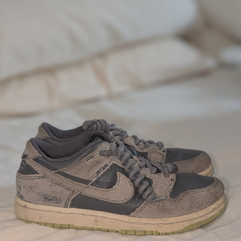 Nike Dunk Low SE 'Halloween Cauldron' sneakers in an iron grey, phantom, and scr